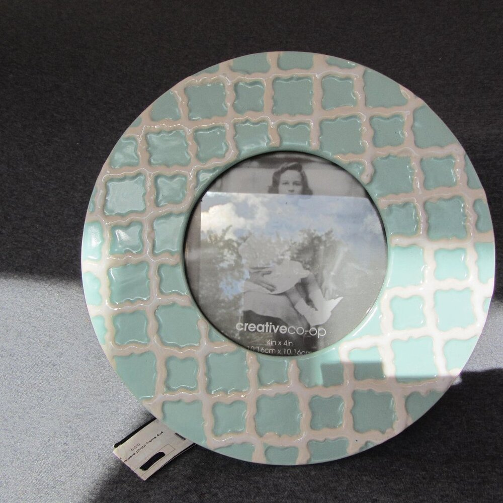creative co-op 4" x 4" round ceramic picture frame blue & white (H134)
